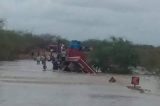 Motorista tenta passar no Riacho Tourão (BR 235) e caminhão é arrastado pelas águas