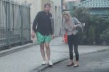 Kate Moss circula pelo Rio com a filha e o namorado 13 anos mais novo, e é flagrada jogando cigarro no chão
