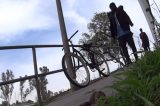Ladrões caem em pegadinha de bicicleta que dá choque e vídeo faz sucesso