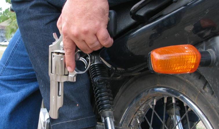 motoqueiro armado