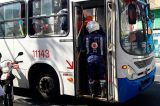 Dois passageiros se agridem após motorista parar ônibus Dois passageiros se agridem após motorista parar ônibus