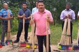 Pastores da Igreja Universal vendem vassouras ”ungidas” por mil reais para varrer a casa do ‘mal’