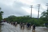 Jaguarari: águas invadem mineradora e deixam funcionários ilhados