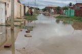 Lagoa invade porta das casas do bairro Come e Damião em Petrolina