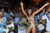 Sabrina Sato usa vestido dourado curtinho em ensaio de rua