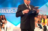 Após ‘unhada’, Silvio Santos aparece estiloso em nova gravação de programa