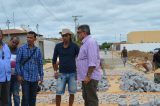 Prefeito Isaac acompanha obra de pavimentação no Parque Residencial Prefeito Isaac acompanha obra de pavimentação no Parque Residencial