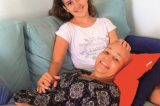Claudia Rodrigues recebe os cuidados da filha após transplante