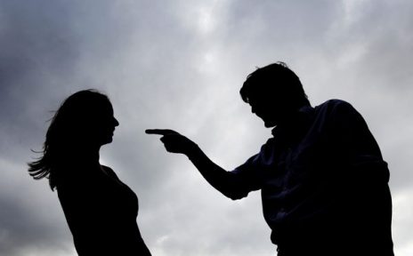 homem ameaçando mulher