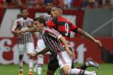 Flamengo aproveita os erros do Flu e vence o clássico