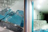 Com raiva de Deus e Satanás no corpo, homem ataca porta de igreja evangélica