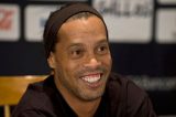 Ronaldinho pede salário de R$ 34 milhões para defender o Newcastle, diz jornal