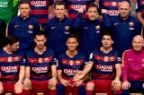 Neymar faz gesto polêmico em foto oficial do Barça e é reprimido por Suárez; veja vídeo