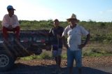 Homem tapa buracos da estrada que liga Remanso à Pilão Arcado por conta própria
