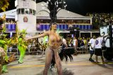 Musa das manifestações é expulsa e jogada no chão durante desfile em SP; veja fotos
