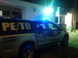 viatura na porta de banco roubado