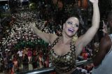 Viviane Araújo põe shortinho jeans e se joga no carnaval de Salvador