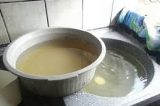 Homem cobra conta de água com espingarda fazendo ameaça Homem cobra conta de água com espingarda fazendo ameaça