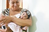 Mães de bebês com microcefalia têm direito a benefício no valor do salário mínimo; saiba como conseguir