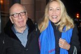 Recém-casados, Rupert Murdoch e Jerry Hall recebem benção em igreja de Londres