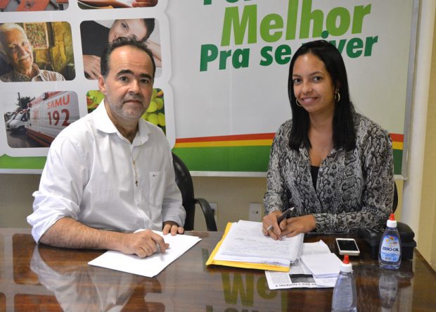 prefeito com taty gabinete