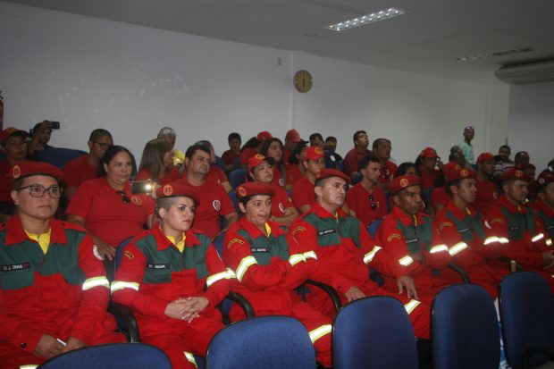 Bombeiros civis lotam plenário da Câmara.jpg