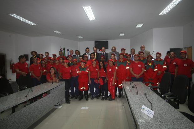 Bombeiros e vereadores comemoram aprovação da lei.jpg