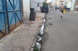 Esgoto estourado prejudica comércio e moradores próximo ao Mercado Popular; veja as imagens