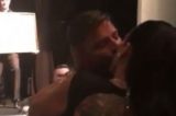 Mulher paga mais de US$ 100 mil por beijo na boca de Ricky Martin