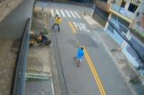 Homem reage a assalto, se esquiva de 6 tiros, joga capacete em ladrão e escapa da morte; veja vídeo