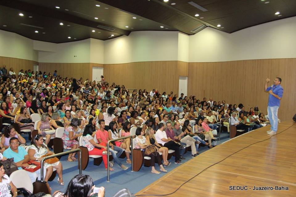 cleriston falando em auditorio