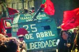 Revolução dos Cravos põe fim à ditadura herdada de Salazar