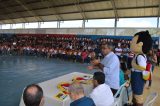 Alunos do Colégio Paulo VI comemoram com o prefeito Isaac a entrega dos kits escolares