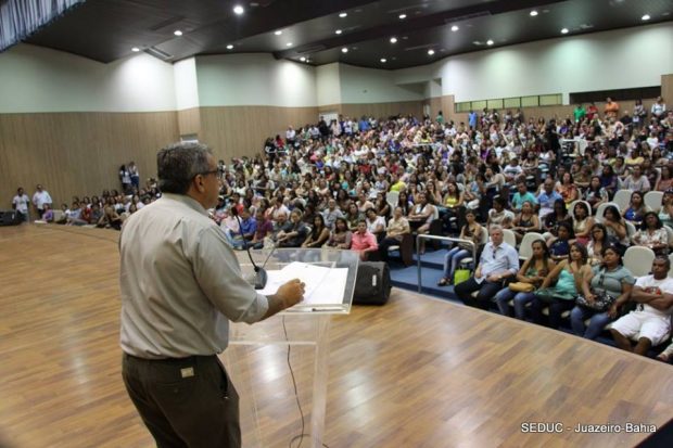 isaac falando em auditorio1