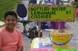 Menino abandonado vende limonada para ajudar a pagar as custas da própria adoção