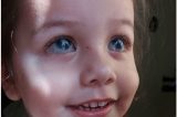Após cirurgia nos EUA, menina brasileira de 2 anos enxerga a mãe pela 1ª vez