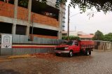 Parede de prédio em construção desaba em cima veículo