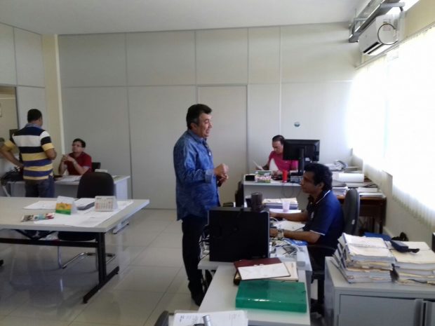 Marcos Palmeira obtendo informações sobre barreiros
