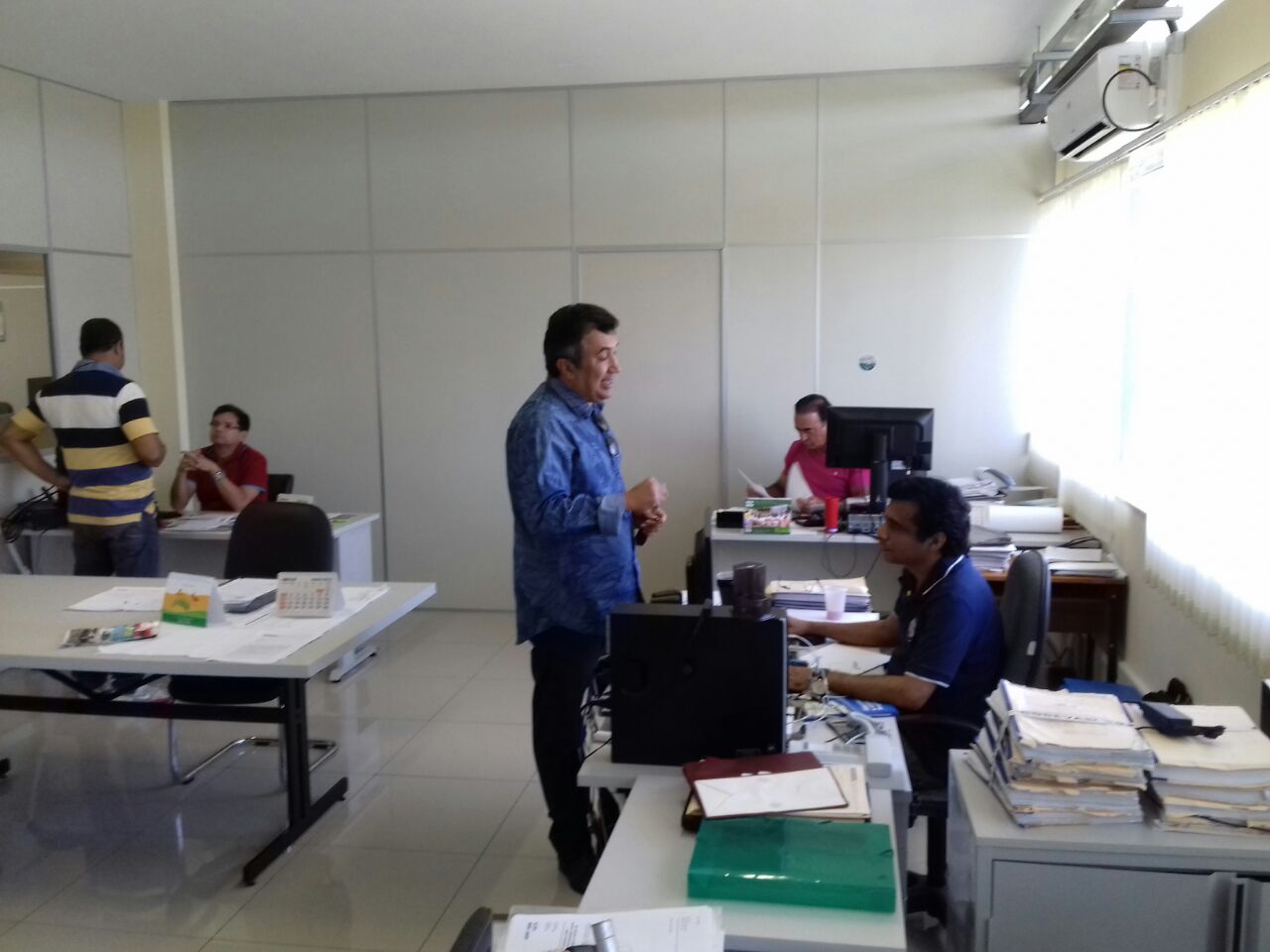 Marcos Palmeira obtendo informações sobre barreiros