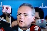 Renan perde dente durante coletiva. Veja o vídeo