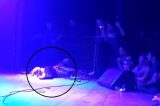 Cantora toma choque no palco e fica caída por 20 minutos