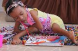 Sem mobilidade nos pés e mãos, menina de 5 anos pinta quadros com a boca