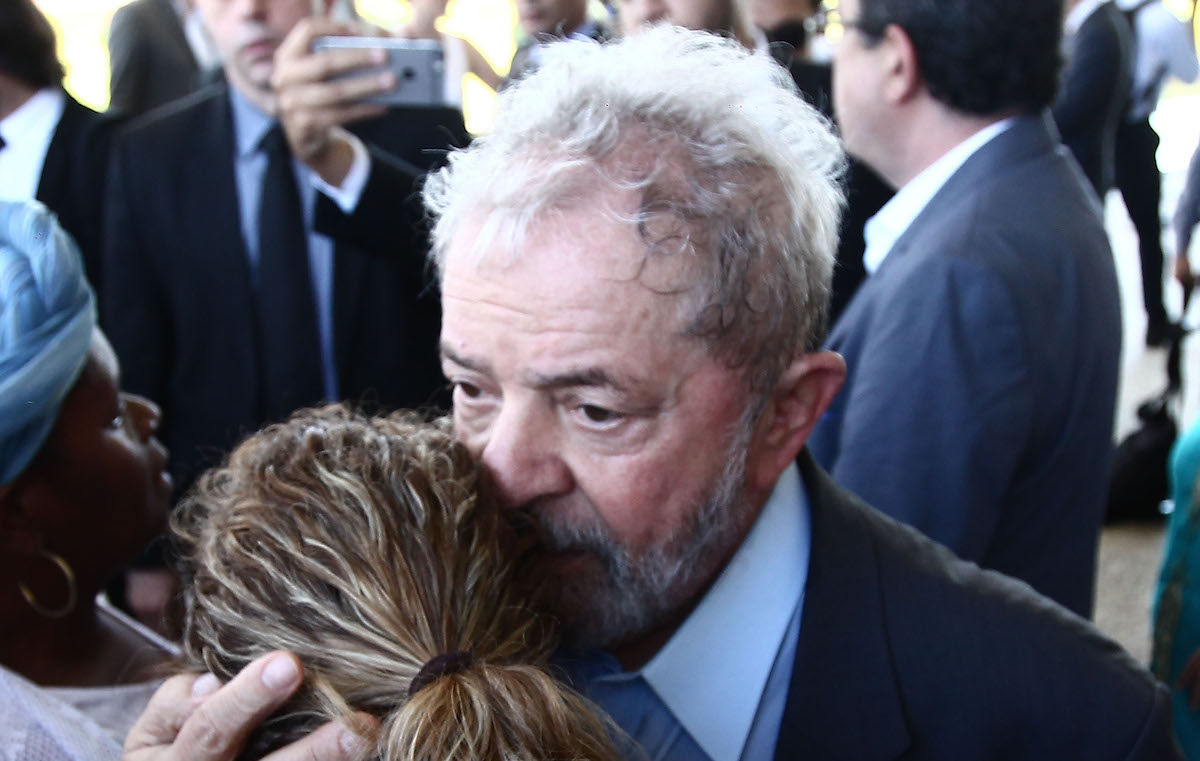 Brasília - O ex-presidente Lula cumprimentam simpatizantes em frente ao Palácio do Planalto, após Dilma ser notificada de seus afastamento (Juca Varella/Agência Brasil)