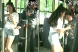 Jovem percebe tentativa de furto dentro de ônibus, reage e nocauteia ladrão; veja vídeo