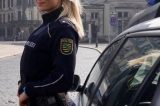 Policial alemã faz sucesso no Instagram com fotos sensuais