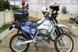 Equipe de motopatrulhamento detém homem e mulher por brigarem em via pública