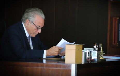 temer sentado