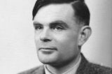 Perseguido por ser homossexual, Alan Turing comete suicídio