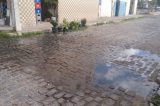Esgoto estourado na Praça Monsenhor Nestor prejudica comerciantes e moradores em Juazeiro