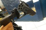 Policiais apreendem arma de fogo